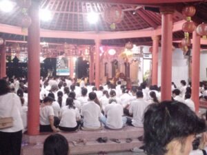 Umat Budha di Gianyar gelar prosesi Waisak hingga dini hari di Wihara Amurva Bhumi.