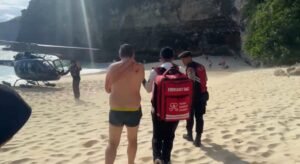 Wisatawan asing yang mengalami kecelakaan saat berwisata di Pantai Kelingking, diselamatkan menggunakan helikopter.