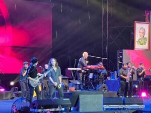 Band Dewa 19 saat berada konser di restoran Jalan Raya Bitra-Bakbakan membawakan 12 lagu.