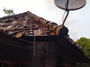 Genteng rumah yang disambar petir membuat satu penghuni rumah tertimpa dan alami luka ringan.