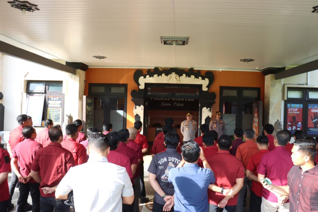 Arahan Kapolres kepada Anggota Sat Reskrim Polres Gianyar terkait kinerja yang profesional.