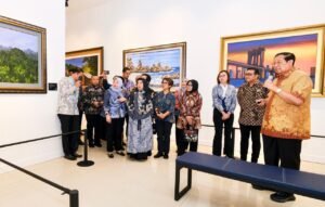 SBY (kanan) saat menjelaskan karya lukisan di hadapan Menteri Ekraf, Teuku Riefky Harsya beserta jajaran Kementerian di Cikeas.
