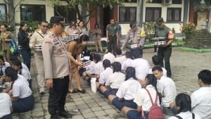 Siswa SMPN 2 Blahbatuh menerima MBG yang dikawal oleh TNI dan Polri.