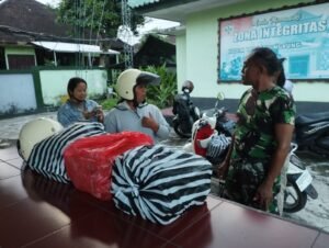 Pedagang sate saat membawa pesanan ke Markas Kodim Klungkung.