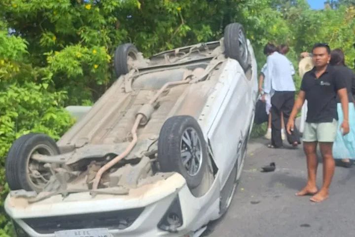 Mobil Daihatsu Sigra yang mengangkut empat wisatawan terbalik saat menuju Pantai Klingking, Nusa Penida.