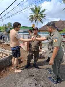 Warga asing asal Inggris ini diamankan oleh petugas Satpol PP Gianyar karena mengamuk di Tampaksiring.