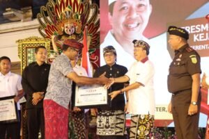 Kajati Bali, Ketut Sumedana (kanan) saat peresmian Bale Kerta Adhyaksa. Ia menyelipkan saran kepada Gubernur Bali, Wayan Koster.