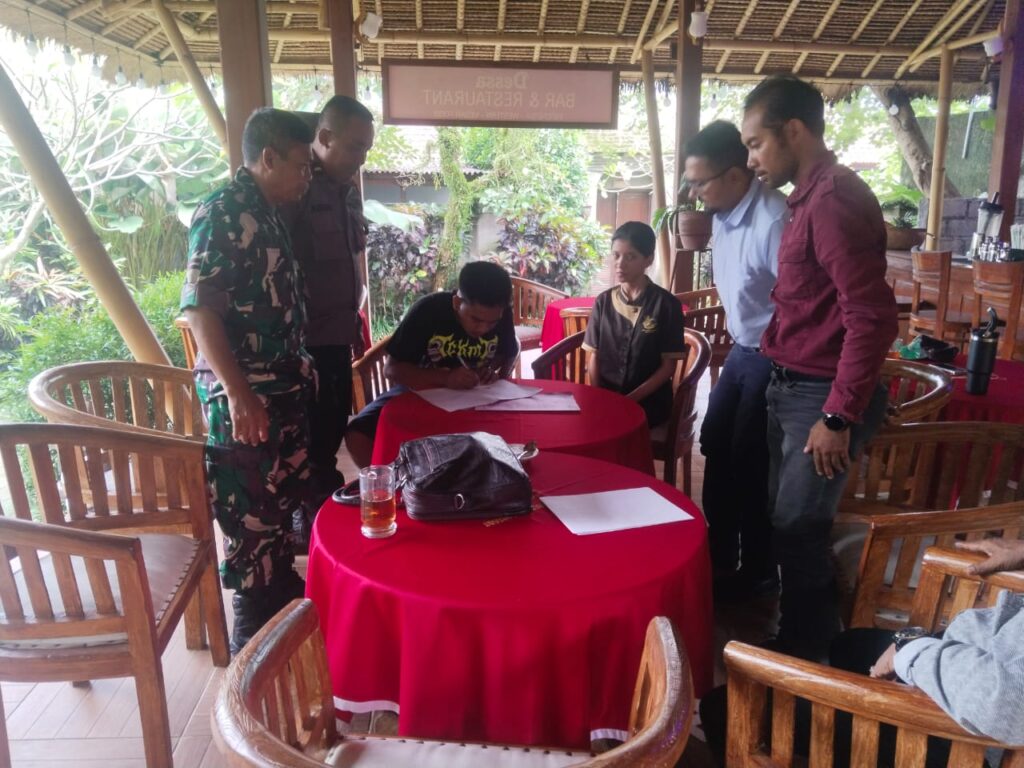 Mediasi antara dua staf yang sempat bersitegang di Vila Ubud Raya Resort berakhir happy ending.