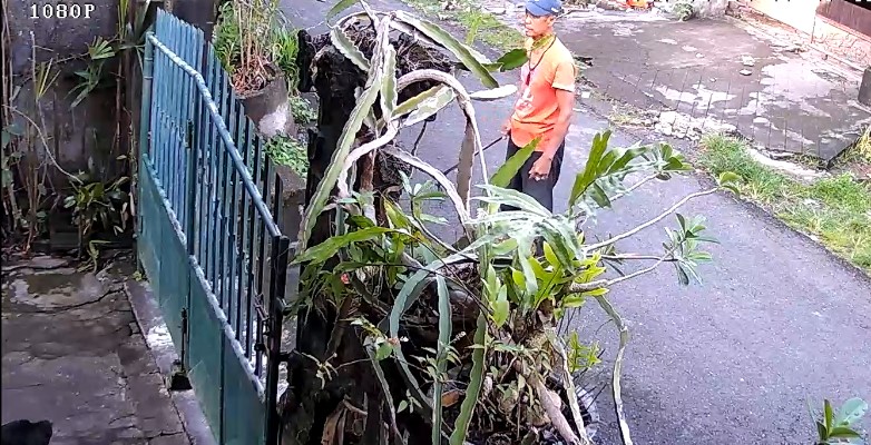 Perilaku tetangga yang memegang dan menodongkan senjata tajam terekam CCTV.