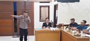 AKP Gede Endrawan (kiri) saat memberi materi Lentera Polresta Denpasar dengan materi pecalang Bali.