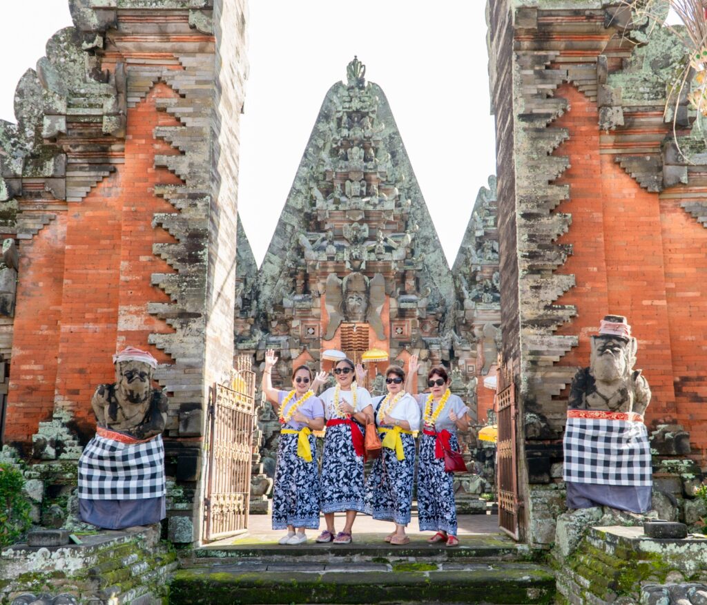 Pura Desa lan Puseh Sukawati menawarkan konsep budaya religi.