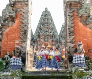 Pura Desa lan Puseh Sukawati menawarkan konsep budaya religi.