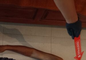 Polisi saat menggelar Olah TKP terhadap tubuh korban pensiunan PNS yang tergeletak di lantai kamar penginapan di Desa Ababi, Karangasem.
