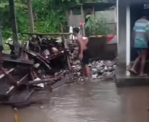 Rumah warga Banjar Papung, Karangasem, terendam banjir akibat tanggul sungai jebol.