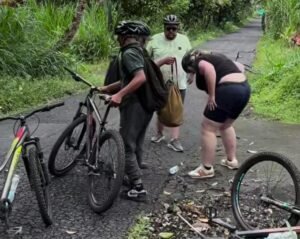 Jalan rusak di wilayah Desa Taro Gianyar menyebabkan wisatawan yang bersepeda jatuh dan alami luka ringan.