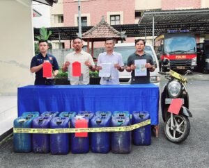Polres Bangli ungkap kasus penyalahgunaan BBM subsidi oleh pedagang di Kintamani.