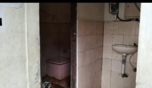 Di kamar mandi ini, perempuan muda terjebak dan teriak histeris.
