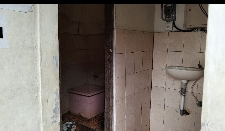 Di kamar mandi ini, perempuan muda terjebak dan teriak histeris.