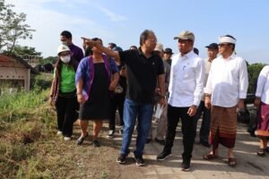 Menteri LH Hanif Faisol Nurofiq bersama Gubernur Bali, Wayan Koster saat meninjau TPA Suwung di Denpasar.