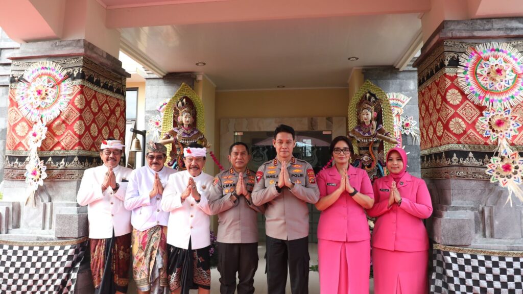 Kapolda Bali bersama Kapolres dan Cokorda Peliatan dan Cokorda Ubud saat peresmian gedung baru Polsek Ubud.