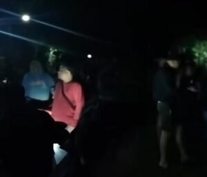 Masyarakat dibuat resah dengan munculnya orang yang diduga hendak menggali kuburan.