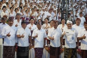 Gubernur Bali, Wayan Koster didampingi Wagub, Sekprov dan Para Kepala OPD di Art Center.