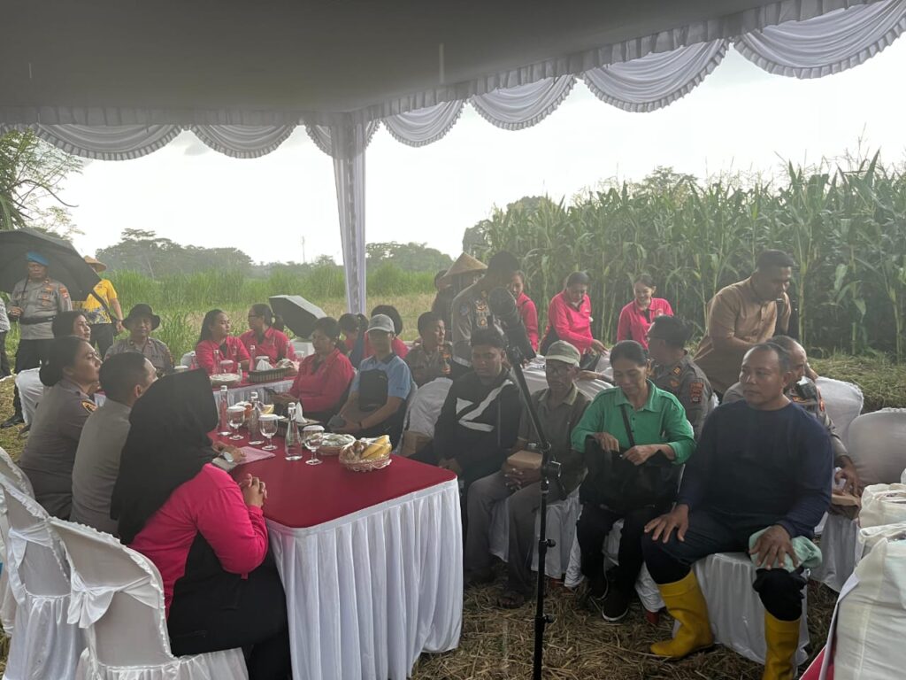 Peserta Jumat Curhat di Subak Ampingan menyuarakan marak kafe remang di sepanjang Jalan IB Mantra Desa Keramas.