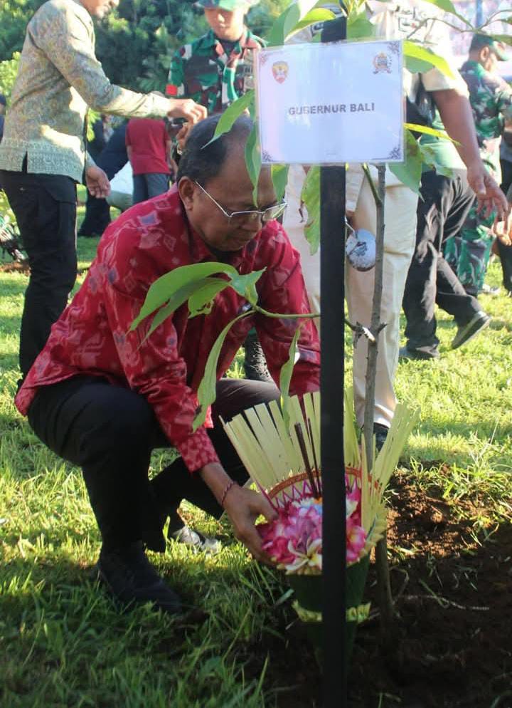 Gubernur Bali, Wayan Koster, menanam pohon di Kebun Raya Gianyar serangkaian HUT Kodam Udayana.