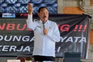 Kepala Dinas Perindustrian dan Ketenagakerjaan Kabupaten Badung, I Putu Eka Merthawan saat menjawab tuntutan Aliansi Perjuangan Rakyat Bali di Puspem Badung.