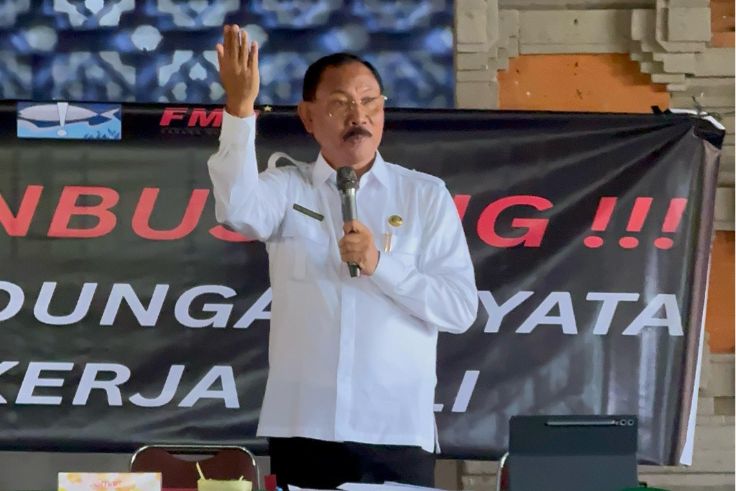 Kepala Dinas Perindustrian dan Ketenagakerjaan Kabupaten Badung, I Putu Eka Merthawan saat menjawab tuntutan Aliansi Perjuangan Rakyat Bali di Puspem Badung.