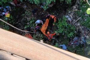 Petugas mengevakuasi jenazah dua pengendara motor yang tewas usai terjun dari Jembatan Bali Cliff, Jumat (2/5/2025).