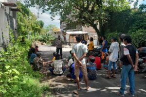 Polsek Kuta Selatan menertibkan warga pendatang di sebuah proyek villa kawasan Jimbaran.