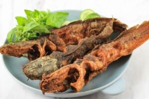 Trik menggoreng lele agar lurus dan crispy.