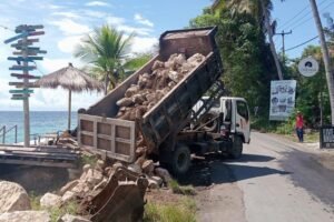 Rehabilitasi tanggul pengaman pantai di Dusun Sental, Desa Ped, Nusa Penida.
