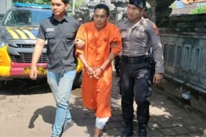 MJ dihadirkan saat konferensi pers di Polsek Kuta Selatan pada Jumat (30/5).