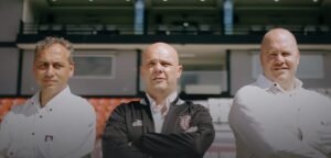Pelatih Bali United, Johnny Jansen (tengah) diapit dua asisten pelatih asal Belanda.