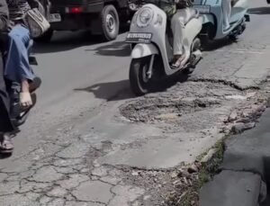 Pengendara melintas di jalan rusak di wilayah Desa Sayan, Kecamatan Ubud pada April 2025 lalu.