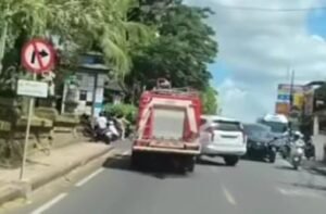 Insiden tabrakan antara armada Damkar dengan Pajero berlangsung di Ubud.