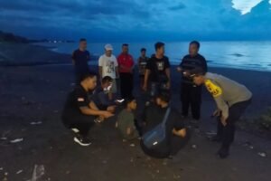 Petugas mengevakuasi remaja yang terseret arus di Pantai Tangguwisia, Buleleng, Sabtu (31/5) petang