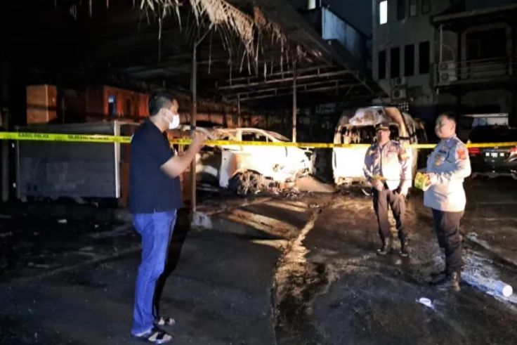Kapolsek Kediri Kompol I Nyoman Sukadana meninjau lokasi gudang mobil yang terbakar hebat di Banjar Sanggulan, Tabanan.
