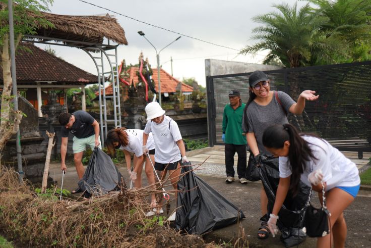 Coco Group Bali gelar aksi bersih-bersih di Cepaka Jogging Track, Tabanan, pada Minggu (22/6).