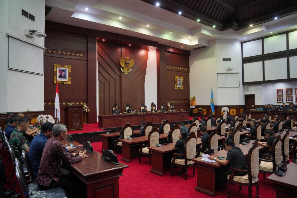Penyampaian pandangan umum 4 fraksi di DPRD Gianyar.