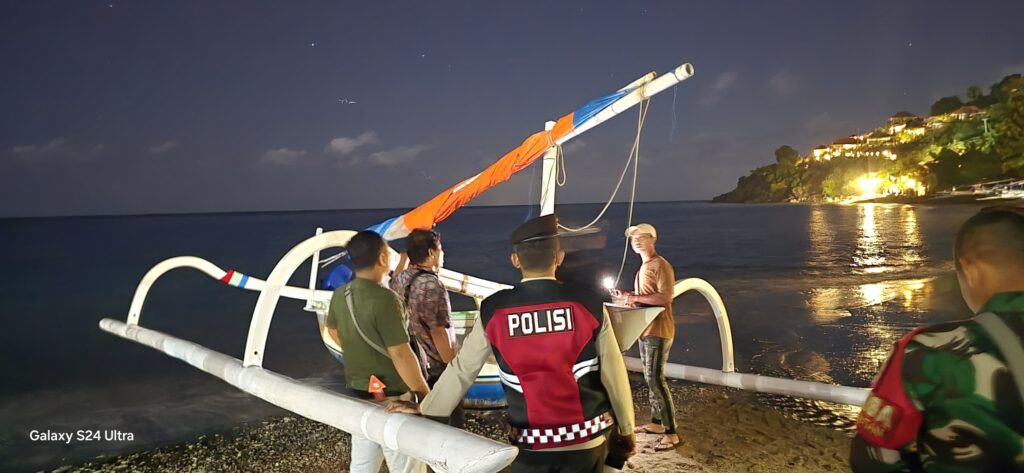 Sampan ditemukan tanpa awak terdampar di Pantai Lean. Kuat dugaan nelayan hilang di tengah laut.
