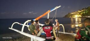 Sampan ditemukan tanpa awak terdampar di Pantai Lean. Kuat dugaan nelayan hilang di tengah laut.