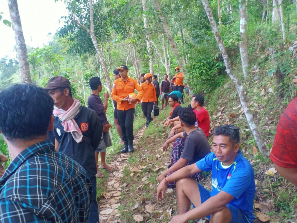 Pencarian kakek Rerod yang hilang dilakukan petugas bersama warga Seraya.