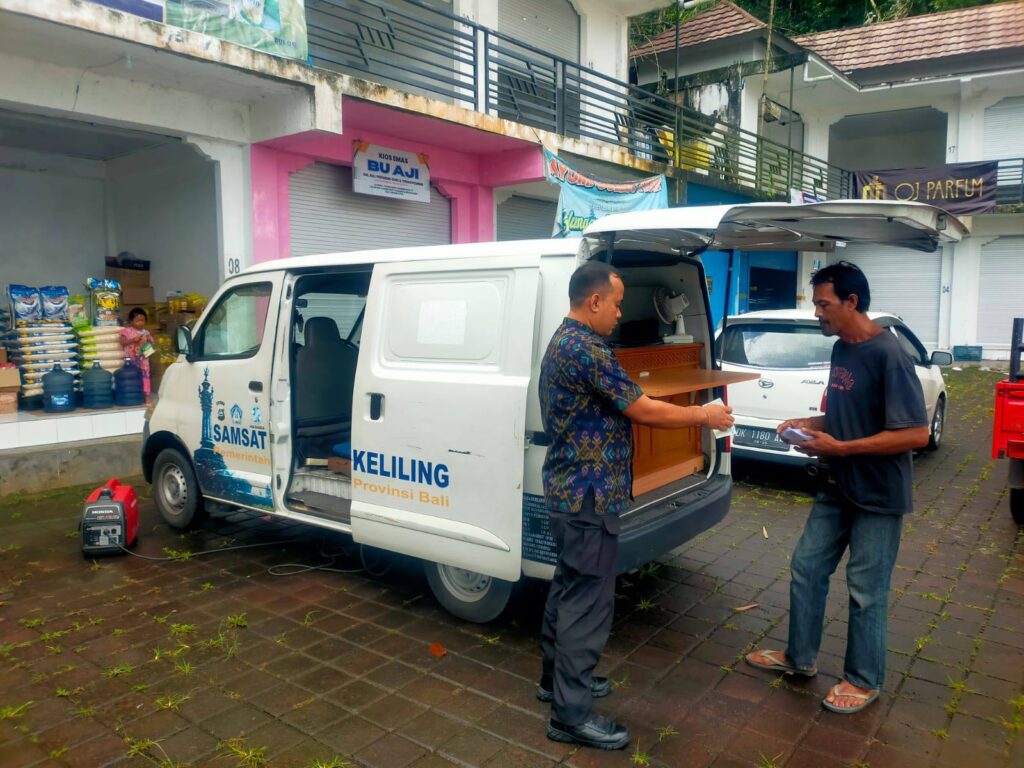 Samsat Keliling di Karangasem dibuka di pasar untuk memudahkan masyarakat nyamsat.