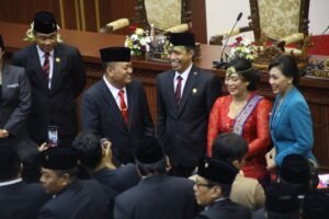 Gubag usai dilantik menjadi Anggota DPRD Gianyar diberi ucapan selamat oleh Bupati Agus Mahayastra.