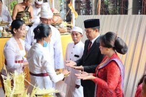 Sudariana mengikuti prosesi mejaya-jaya dalam pelantikan sebagai Anggota DPRD Gianyar hasil PAW.
