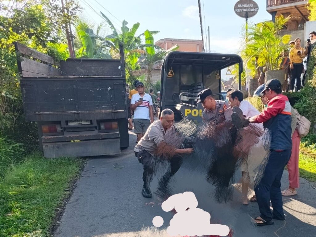 Korban lakalantas berusia 18 tahun dievakuasi.