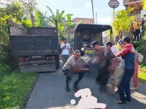 Korban lakalantas berusia 18 tahun dievakuasi.